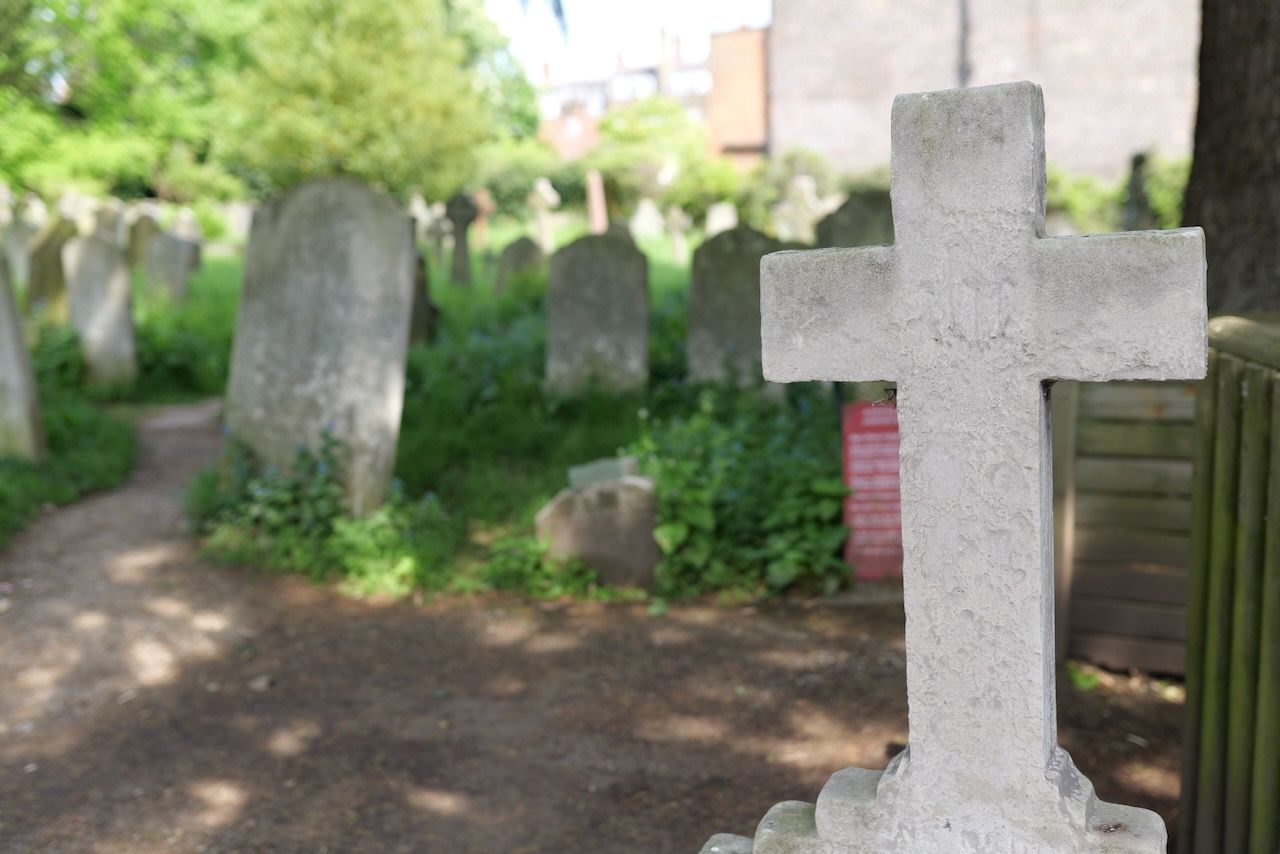 A headstone at Hampstead cemeteryP1002387