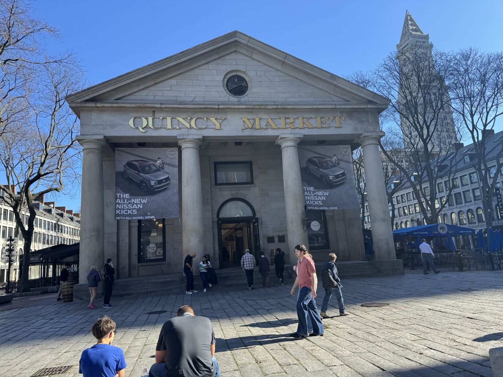 Quincy market building. Four columns stand at the front. 