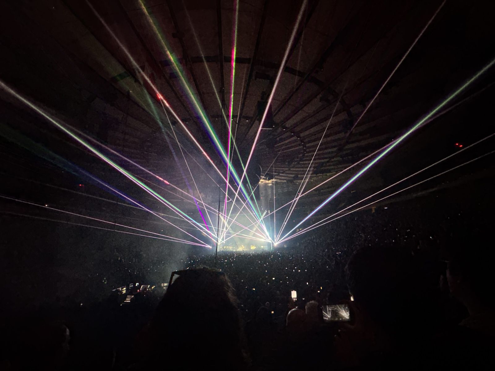 White lasers Speer out from the stage. 
